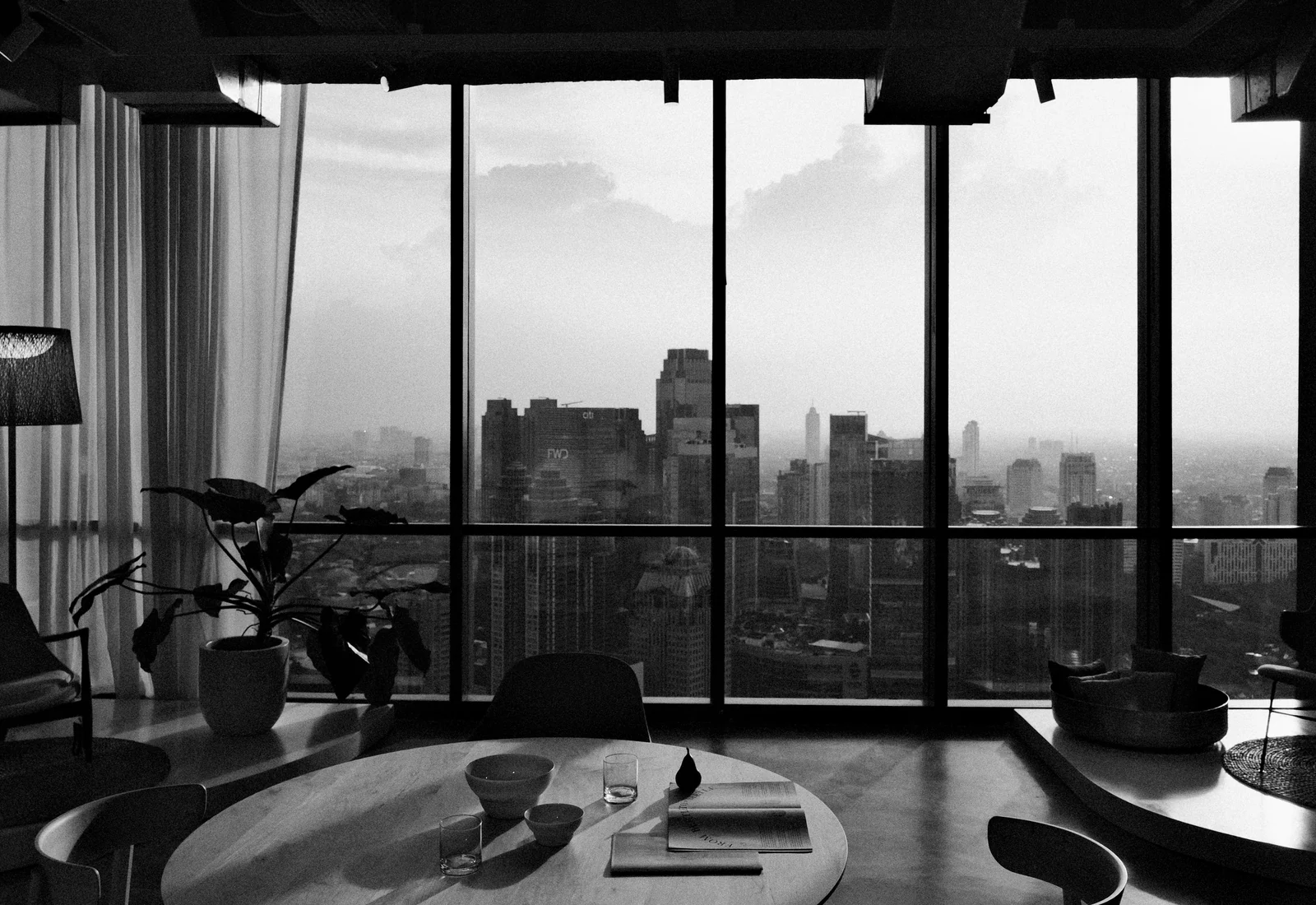 Escritório moderno com vista urbana